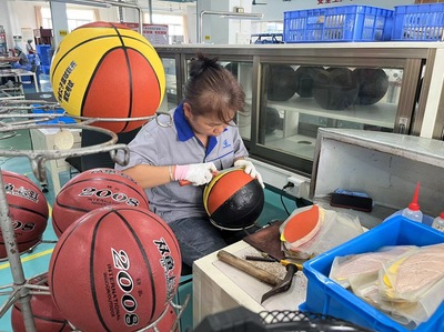 奧運(yùn)經(jīng)濟(jì)背后的中國制造 從60萬比賽用球到賽事咨詢，中國企業(yè)如何深度參與全球體育盛會